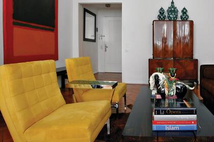 Inspirado en el clásico modelo Barcelona, un dúo de sillones con un tapizado llamativo para estar a la altura de una decoración ecléctica como la de este living