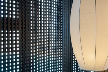 Inspirado en la celosía tradicional, Mutsharabi filtra la luz natural y proyecta sombras cambiantes que transforman el ambiente.