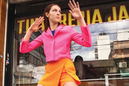 Inspirado en la música, un estilismo que juega con texturas metalizadas y colores fuertes y plenos