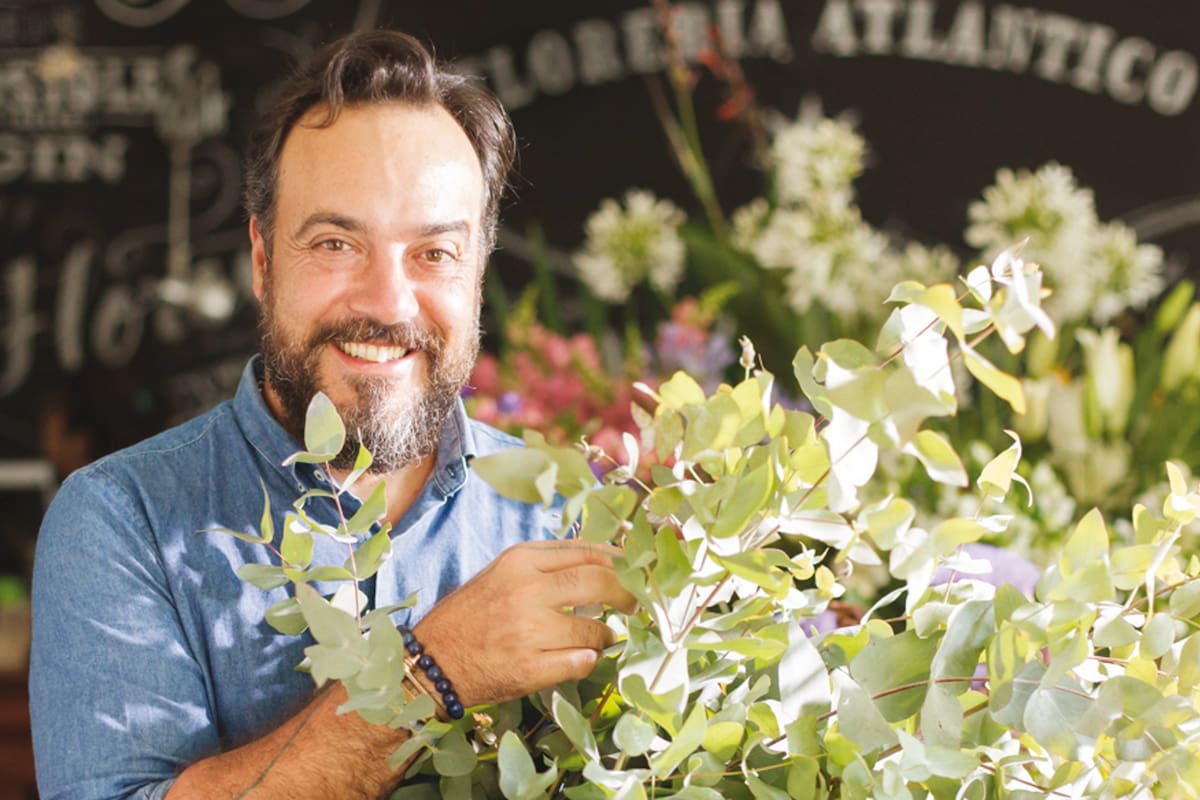Inspirado en los aromas de su infancia en Pinamar, el bartender elige las hojas de este árbol típico de los bosques argentinos para sus tragos veraniegos