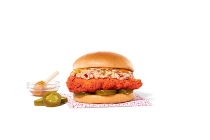 Inspirado en los pedidos de los clientes el sandwich viene con un filete de pollo picante