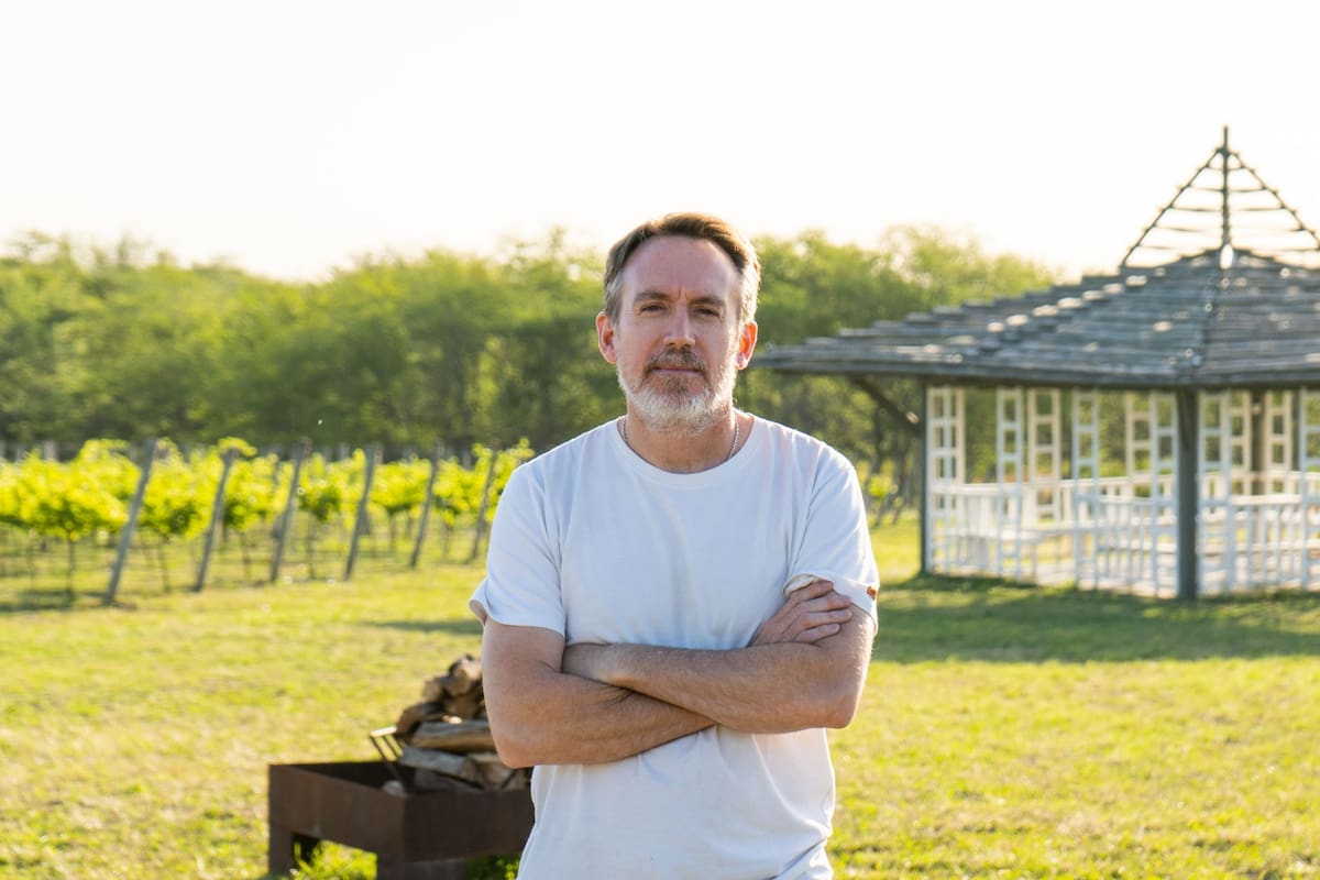 Inspirado por experiencias como las de Chapadmalal y otros viñedos del mundo, Eduardo Tuite eligió un campo en el partido bonaerense de General Madariaga, muy cerca de Pinamar, para desarrollar vinos oceánicos