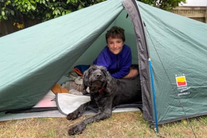 Inspirado por su vecino y amigo de 74 años que murió de cáncer en febrero, Max Woosey se propuso juntar dinero para el centro de salud de su localidad. Hasta el momento lleva 200 noches instalado en una carpa en el jardín de su casa y recaudó cerca de cien dólares