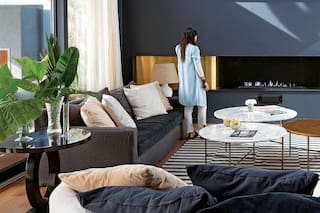 Con centro verde, paredes grises y transparencias, una casa frente a la laguna