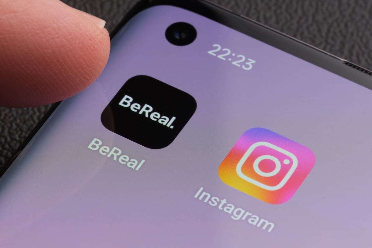 Instagram anunció "Historias espontáneas", que insta a publicar usando al mismo tiempo al cámara frontal y trasera del teléfono en un momento determinado del día, una función clásica de la ascendente red social BeReal