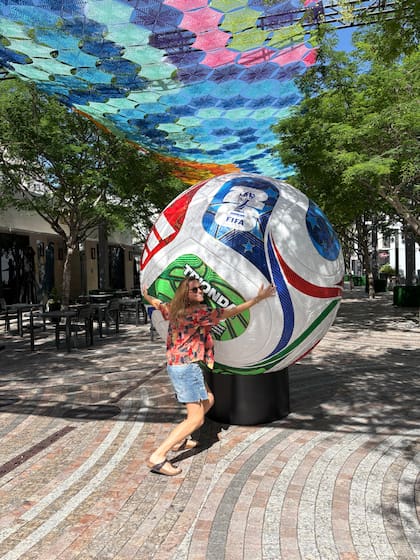 Instalación de la pelota gigante de la FIFA en la plaza Giralda de Coral Gables, un área peatonal con restaurantes y bares que transmiten los partidos al aire libre
