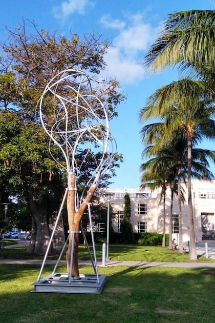 Instalación de Pablo Reinoso en Collins Park
