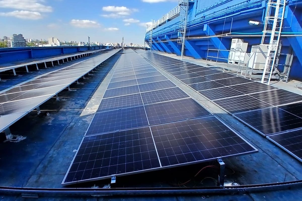 Instalación de paneles solares en el estadio de Vélez Sarsfield