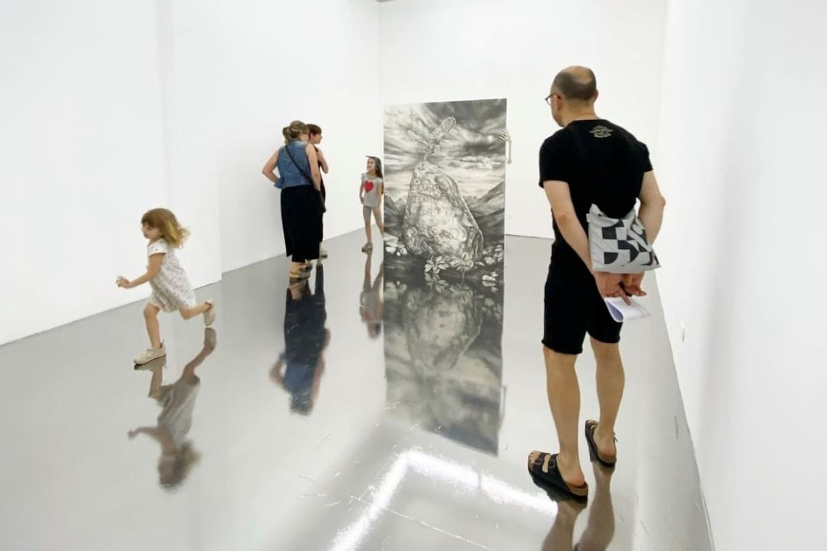 Instalación de Santiago Gasquet en su muestra Tragedy, hasta el sábado en la galería Piedras