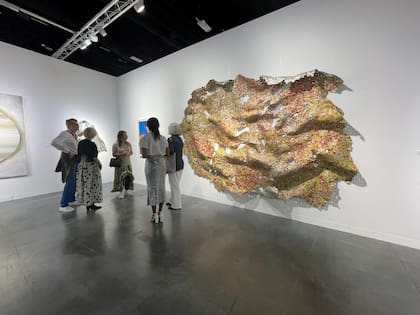 Instalación del africano El Anatsui, realizada con tapas de botellas, vendida en el stand de la galería Mnuchin por 1,75 millones de dólares