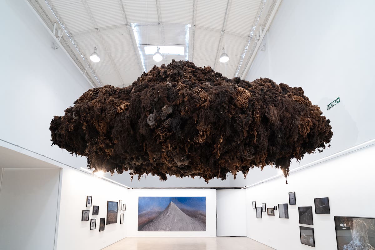 Instalación realizada con lana en la muestra de Laura Ferro en Fundación Larivière