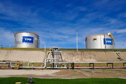 Instalaciones de YPF en una de las áreas de Chubut que la empresa deberá devolver a la provincia