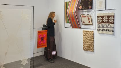 Instalaciones del colectivo Textiles Semillas exhibidas por la galería Linse en la sección Next