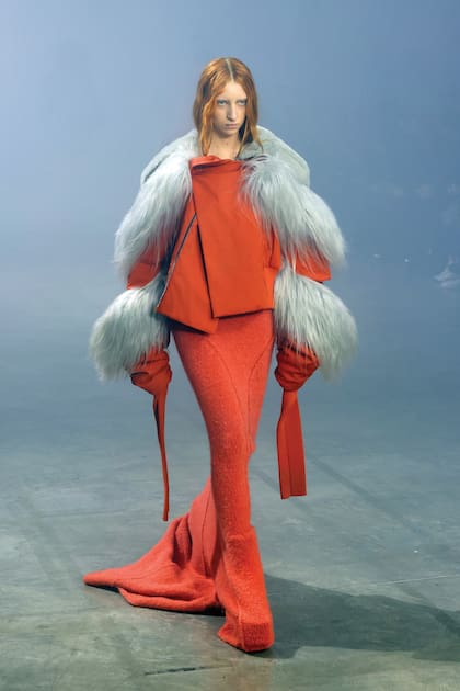 Instalada en París desde mediados de 2021, la argentina Iman Kaumann, hija de Miuki Madelaire, tuvo un rol protagónico en la pasarela de Rick Owens.