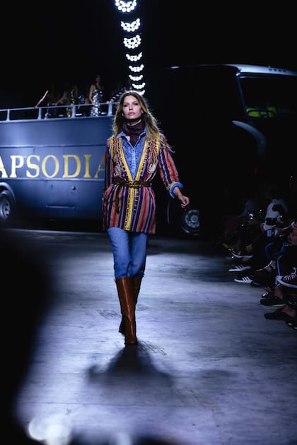 Instalada hace un año en Buenos Aires y tras hacer una participación en televisión, la modelo Chloé Bello recorrió la pasarela con mucho estilo.