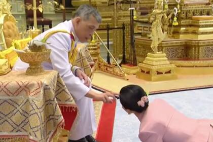 Instalado en Alemania con su séquito de 20 mujeres, el rey de Tailandia habría "perdonado" a la consorte real que nombró en julio del año pasado y que fue despojada del título dos meses después por considerarla ambiciosa e ingrata