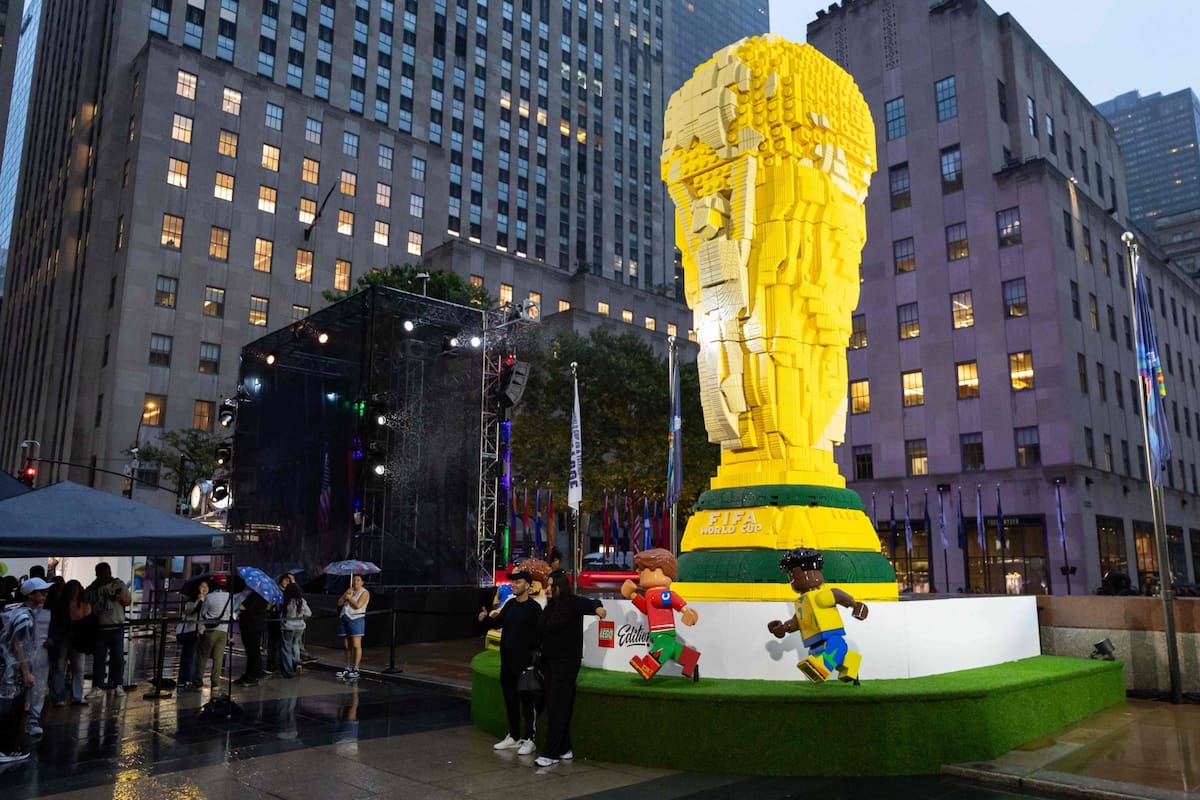 Instalado en la emblemática Rockefeller Plaza de Manhattan, un trofeo de la FIFA de 8,47 metros de altura fue construido íntegramente con ladrillos Lego
