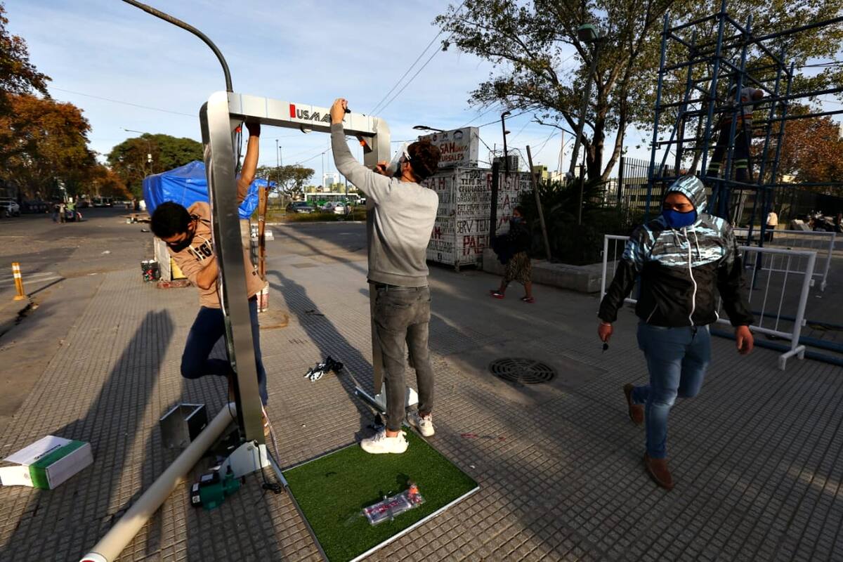 Instalan arcos de desinfección y cámaras térmicas en los accesos a la villa 31