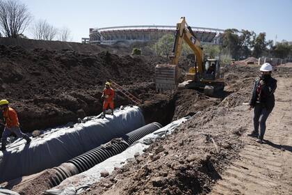 Instalar la infraestructura de servicios forma parte de los trabajos en la primera etapa de la obra del Parque de la Innovación en el predio del ex Tiro Federal, en Núñez