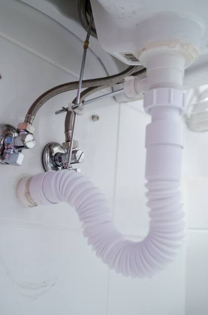 Instalar tuberías y leer planos son algunas de las habilidades que debe tener un plomero