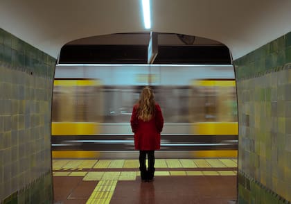 La foto ganadora destaca a los pasajeros como parte del espacio, "capturando gestos mínimos y convirtiendo el movimiento en un componente arquitectónico", indicó el jurado
