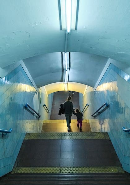 Foto de Carolina Jaramillo en las escaleras de la Estación Perú de la Línea A