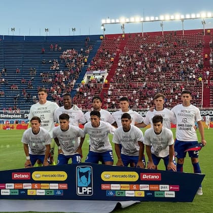 Instituto y San Lorenzo mostraron su apoyo a AFA con una remera previa al partido.