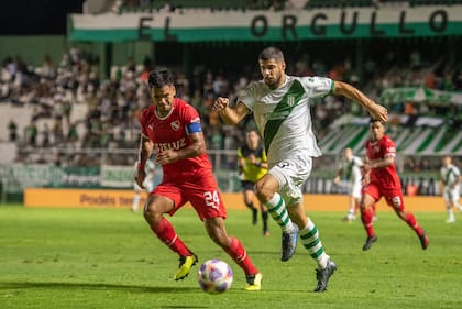 Insua, de Banfield, encara a Sergio Barreto, central de Independiente