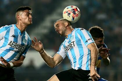 Insúa despeja de cabeza, con Benedetto por detrás
