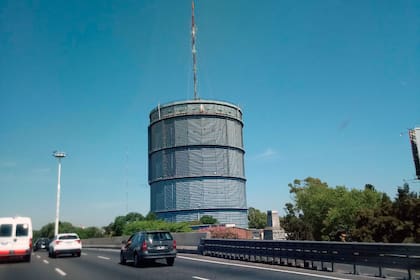 Intacto, impenetrable, indestructible, el gasómetro de la General Paz y la avenida Constituyentes sigue en pie como una garrafa gigante. Fuente: Municipalidad de San Martín