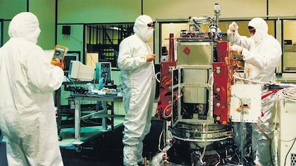 Integración del SAC-B, en la sala limpia de Invap en 1996