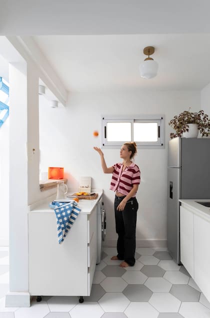 Integrada al patio y conectada con los ambientes interiores, la cocina prioriza funcionalidad y guardado.