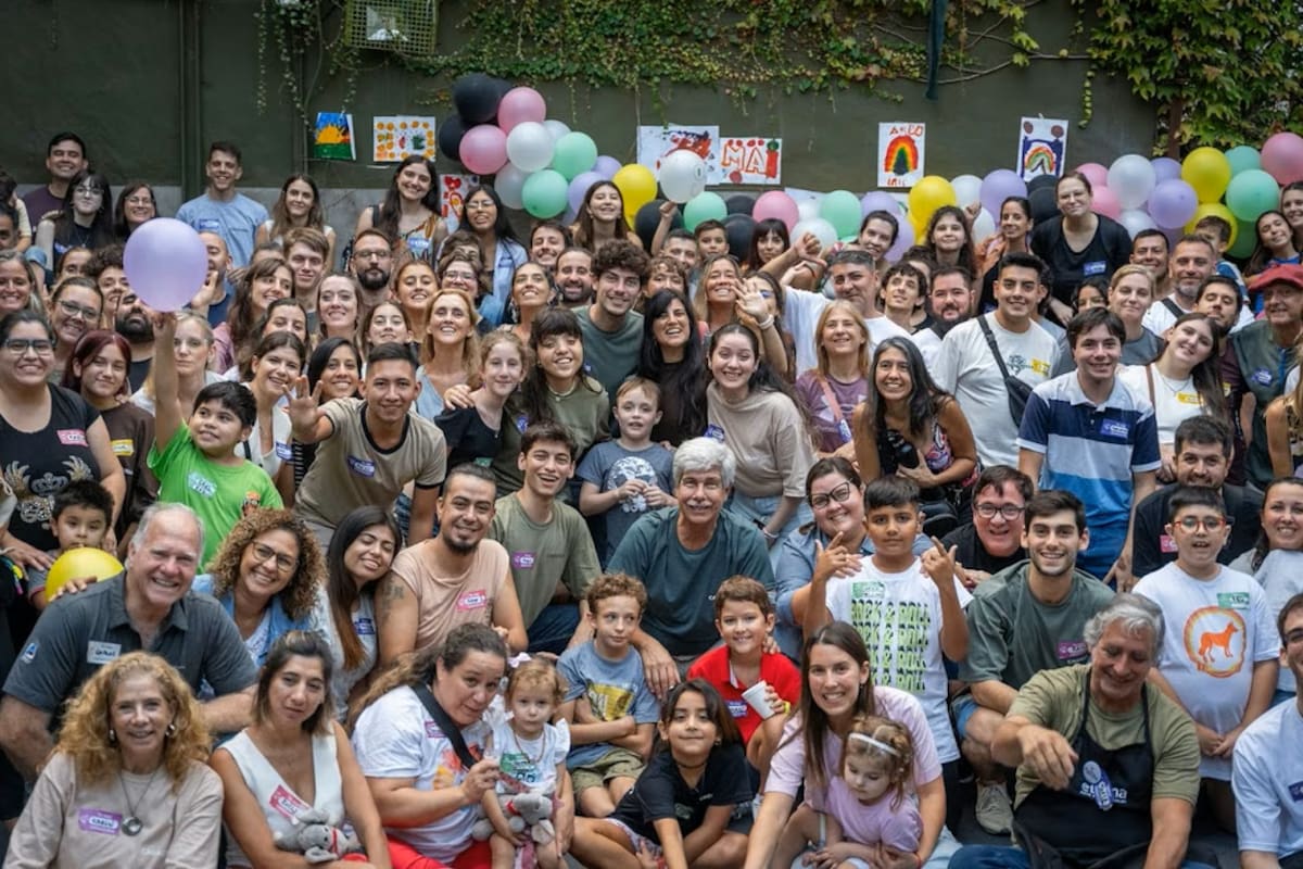 Integrantes de Casacusia, la organización creada por Lucas Adlerstein para acompañar e informar a personas con hipoacusia y a sus familias