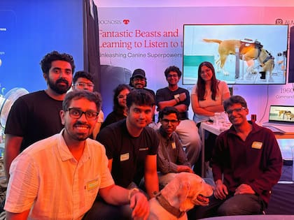 Integrantes de Dognosis junto a uno de los perros que participan del programa de detección de cáncer basado en olfato canino e inteligencia artificial