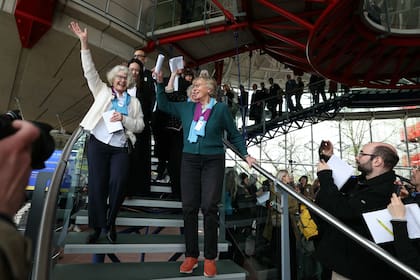 Integrantes de la asociación suiza Senior Women for Climate Protection reaccionan después del anuncio de decisiones tras una audiencia del Tribunal Europeo de Derechos Humanos (TEDH), en Estrasburgo, Francia, el 9 de abril de 2024.