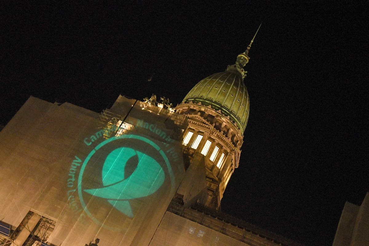 Integrantes de la Campaña por el Aborto Legal, Seguro y Gratuito realizan una performance denominada #Proyectorazo en vísperas de la jornada denominada 19F