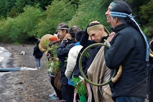 Mapuches instalados en la costa del lago Correntoso recusan a un juez y buscan frenar el desalojo