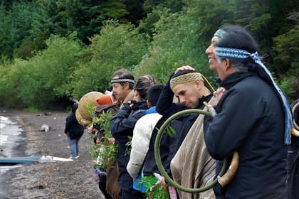 Integrantes de la comunidad Paichil Antriao en el camping en el lago Correntoso