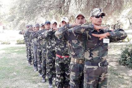 Integrantes de la comunidad wichi, en formación militar