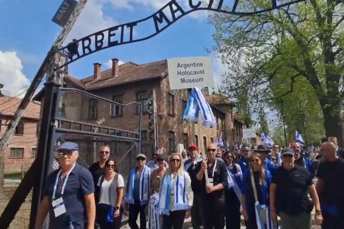 Integrantes de la delegación argentina del Museo del Holocausto en el ingreso del excampo de concentración de Auschwitz