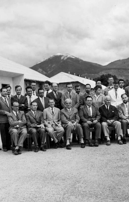 Integrantes de la escuela de verano, en 1960, del Centro Atómico Bariloche. sentado (quinto desde la izquierda) se encuentra José A. Balseiro
