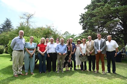 Integrantes de la familia Falasco, de la Bodega Los Haroldos, junto al gobernador mendocino Alfredo Cornejo