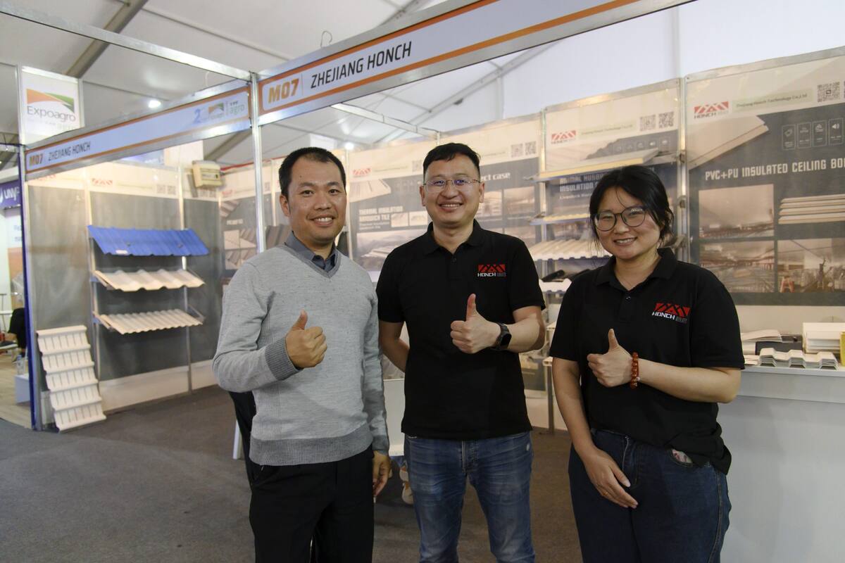 Integrantes de la firma Zhejiang Honch Technology Co., Ltd., en la muestra