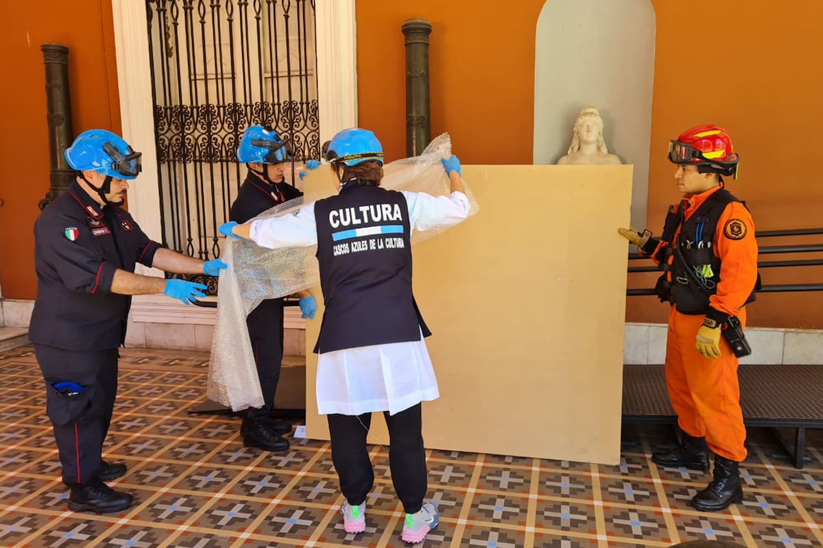 Integrantes de los Cascos Azules de la Cultura en acción durante un simulacro de incendio en el Museo Histórico Nacional