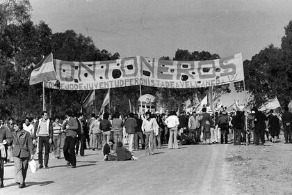 Una columna de Montoneros va camino al aeropuerto a recibir a Juan Domingo Perón, el 20 de junio de 1973, el día de la trágica masacre de Ezeiza