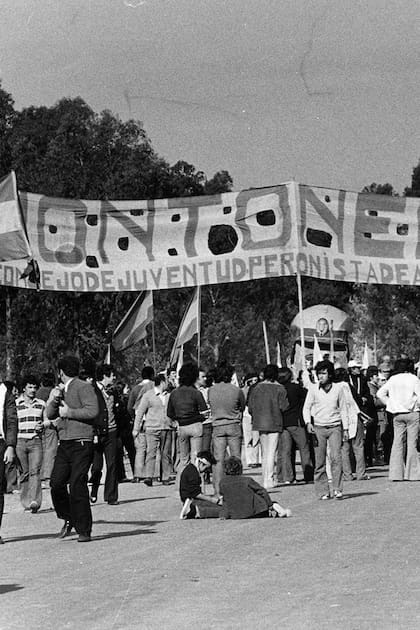 Una columna de Montoneros se desplaza al aeropuerto de Ezeiza, el 20 de junio de 1973, para recibir a Perón