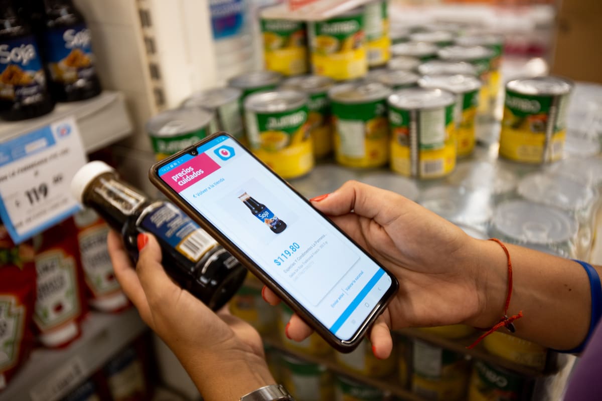 Integrantes de movimientos sociales controlan los Precios Cuidados en el supermercado Disco de Moreno, Provincia de Buenos Aires, el 13 de Febrero de 2021