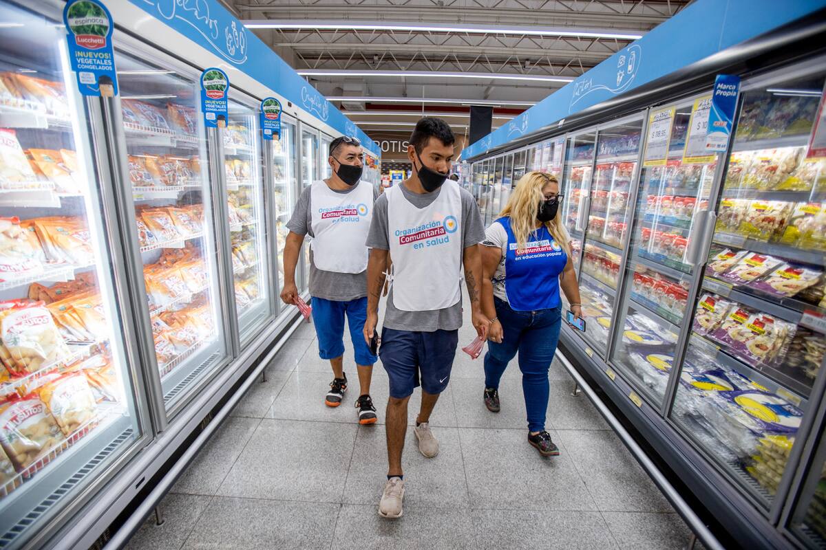 Integrantes de movimientos sociales controlan los Precios Cuidados en el supermercado Coto de Moreno, Provincia de Buenos Aires, el 13 de Febrero de 2021