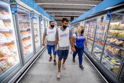 Integrantes de movimientos sociales controlan los Precios Cuidados en el supermercado Coto de Moreno, Provincia de Buenos Aires
