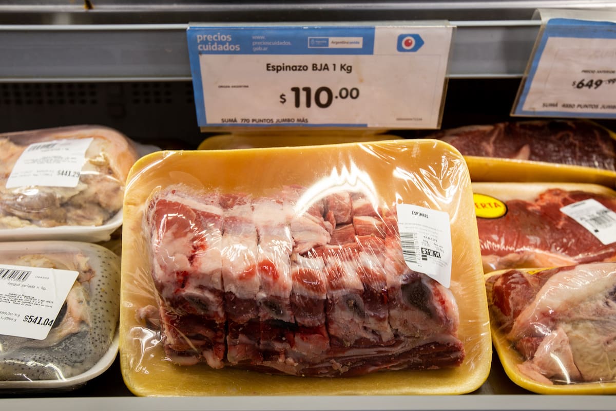 Integrantes de movimientos sociales controlan los Precios Cuidados en el supermercado Disco de Moreno, Provincia de Buenos Aires, el 13 de Febrero de 2021